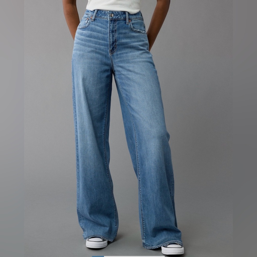 American Eagle Outfitters High-Rise Wide Leg Jeans — Light Blue Wash